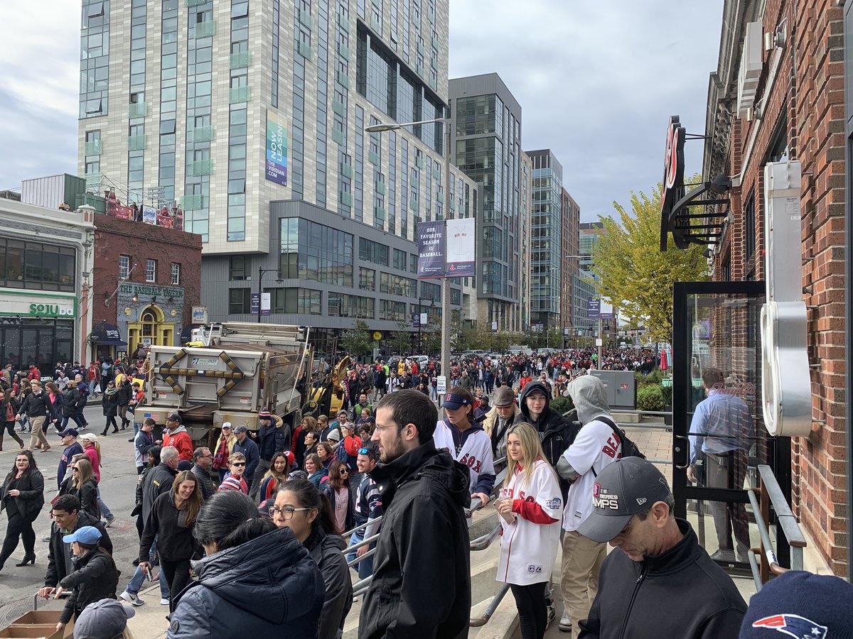 RolandoRobledo's tweet photo. Go Sox! #dodamage #redsox #titletown #workwindow https://t.co/QRSDbSKKCA