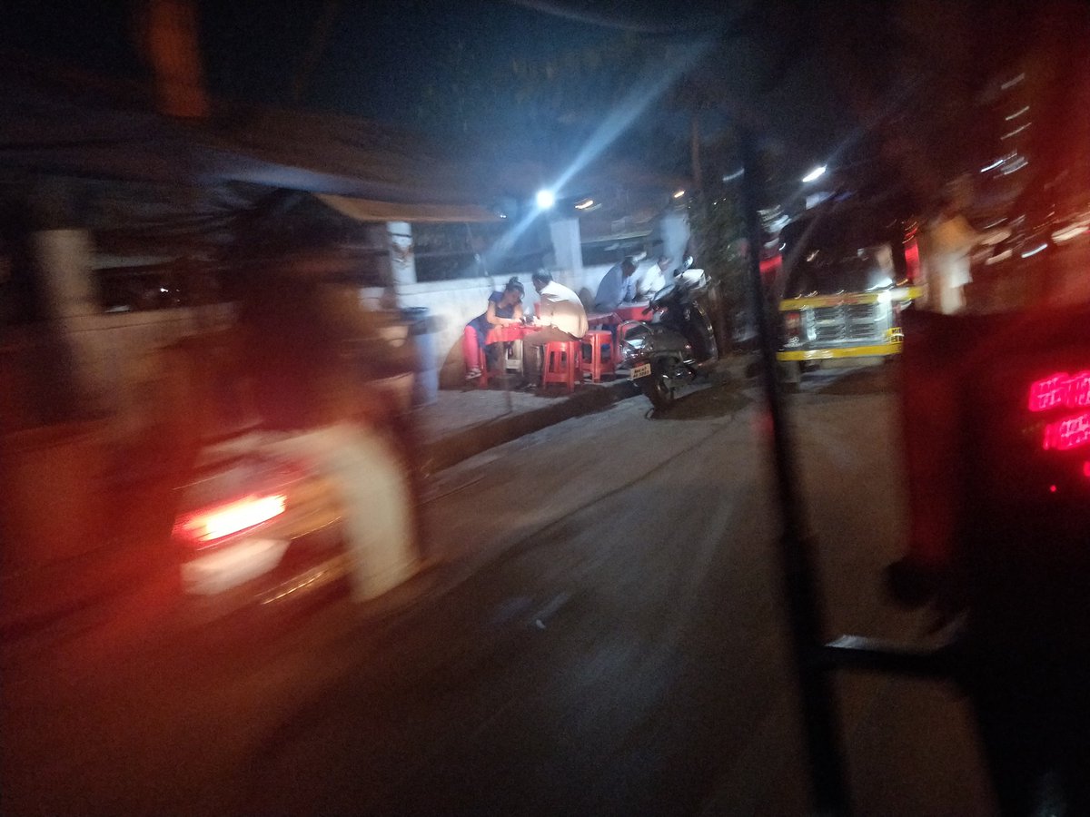 MeMumbaikar8's tweet photo. #Everydaypic this is in samta nagar, Kandivali (e) since months me posting this about illegal Chinese stall, @MCGM_BMC @bmcmumbai @DisasterMgmtBMC @ShivSena he use gas, is it allowed? #BMC @MumbaiPolice @SwachhBharatGov @CPMumbaiPolice @MNCDFbombay @MumbaiMirror #Mumbai https://t.co/ylNNDqJCed