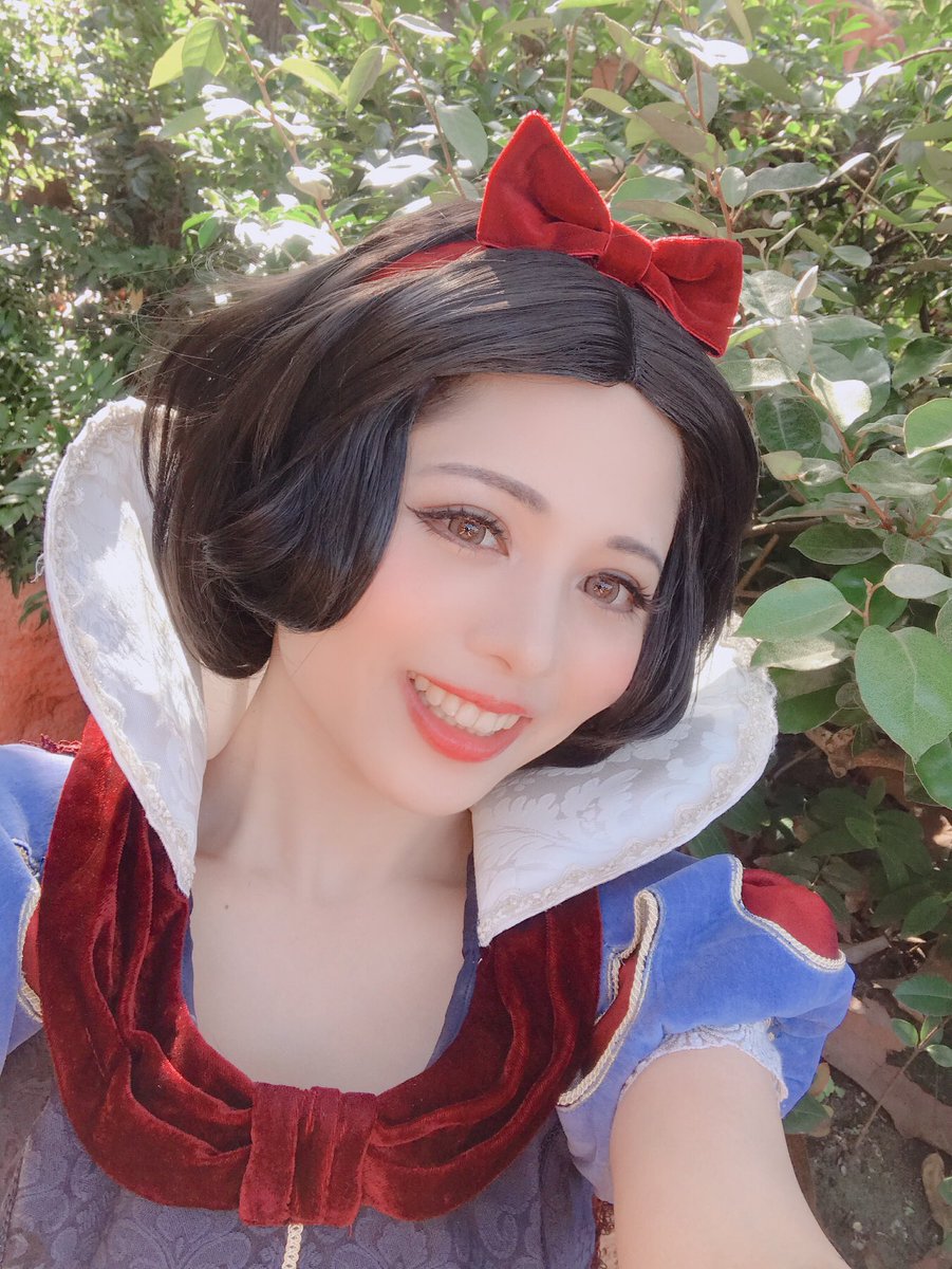 弥生 Dハロへ白雪姫で行ったら 籠を持ったお婆さんから 記念写真の後に赤いりんご 作り物 を実際に頂いたよ ディズニーのスタッフの方には ごきげんよう プリンセス って声を掛けて貰えるし プリンセスで行くと楽しいよ D