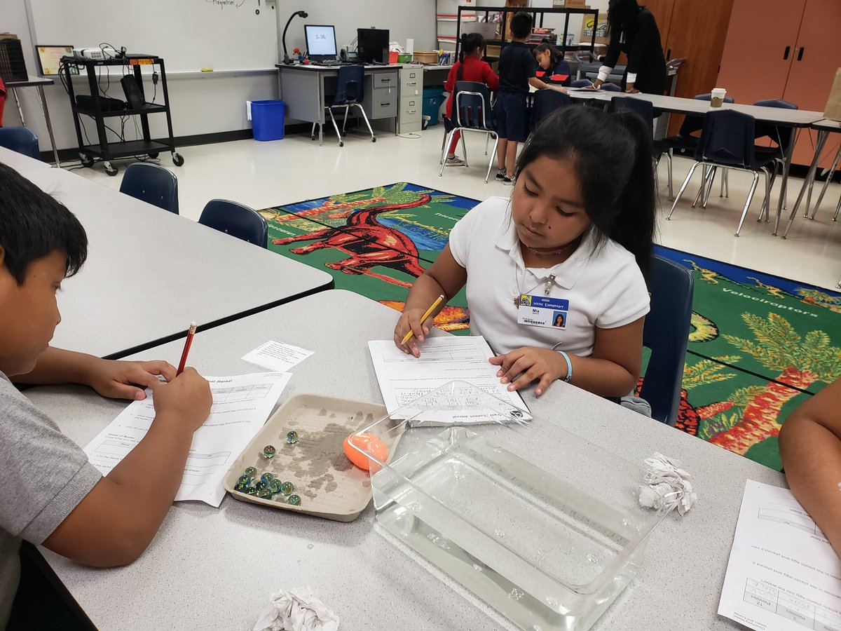 MatturroMEd's tweet image. Matter exploration with @Hicks3rdR class!! #mass #heavier #sinkfloat #aliefsciencerocks #WeAreHicksElem