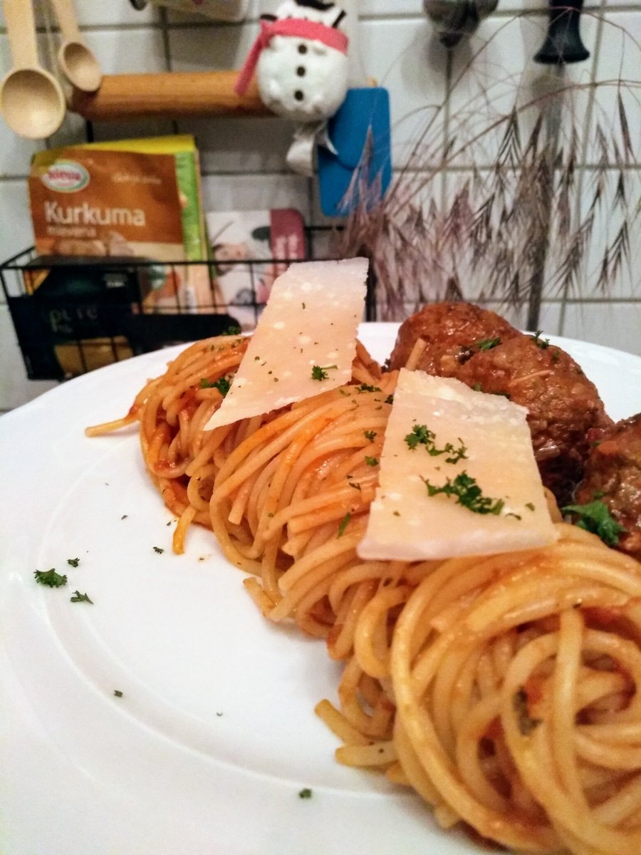 Miro_Kuva's tweet photo. Meatballs volume 2
.
.
.
.

#meat #meatballs #catcook #spaghetti #knife #wüsthof #pusheen #pusheencook #food #instafood #insta photo #eat #rainydays  #comfortfood  #happy #cook #leipzigcity #love #instocook https://t.co/mBWqSyiYSi