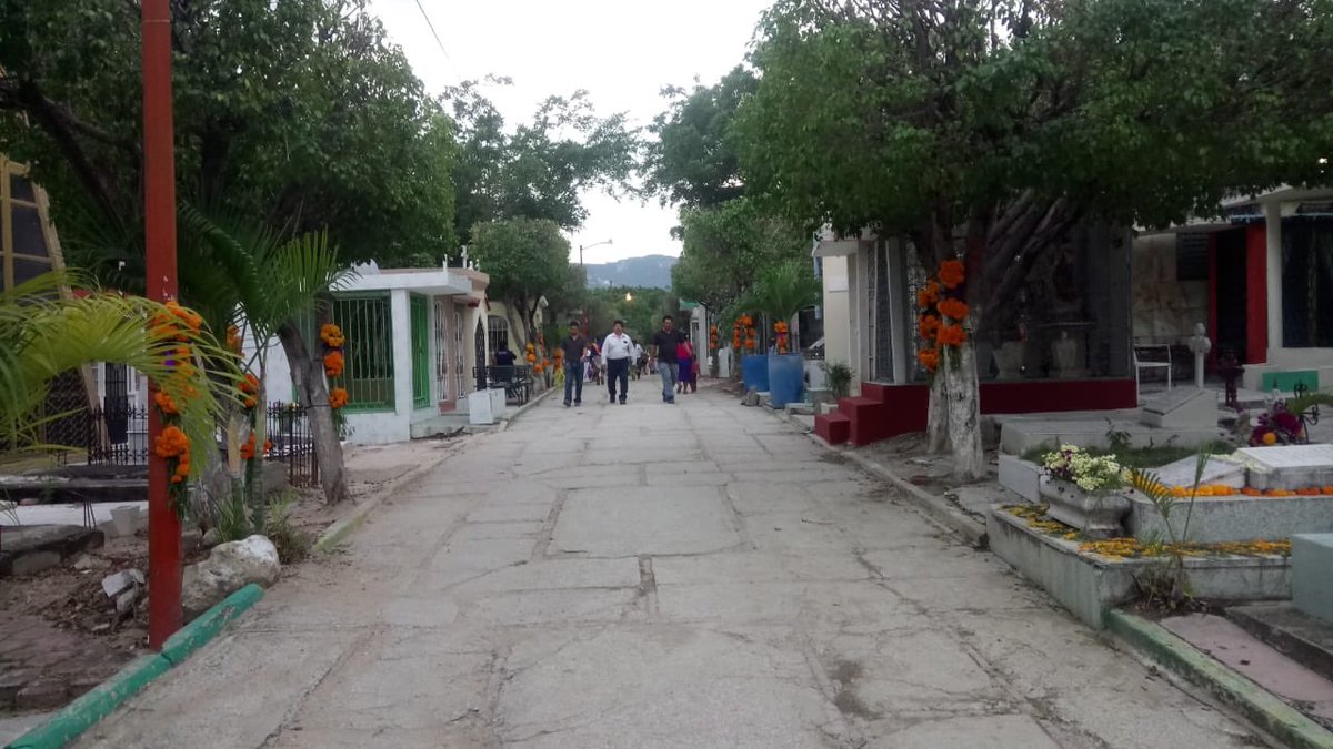 TuxtlaSSM's tweet photo. Trabajadores de Imagen Urbana efectúan decoración con flores de cempasúchil en el Panteón Municipal. #TuxtlaCiudadDigna #TuxtlaGutierrez https://t.co/jmKkvQfo5K