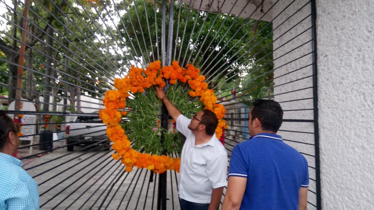 TuxtlaSSM's tweet photo. Trabajadores de Imagen Urbana efectúan decoración con flores de cempasúchil en el Panteón Municipal. #TuxtlaCiudadDigna #TuxtlaGutierrez https://t.co/jmKkvQfo5K