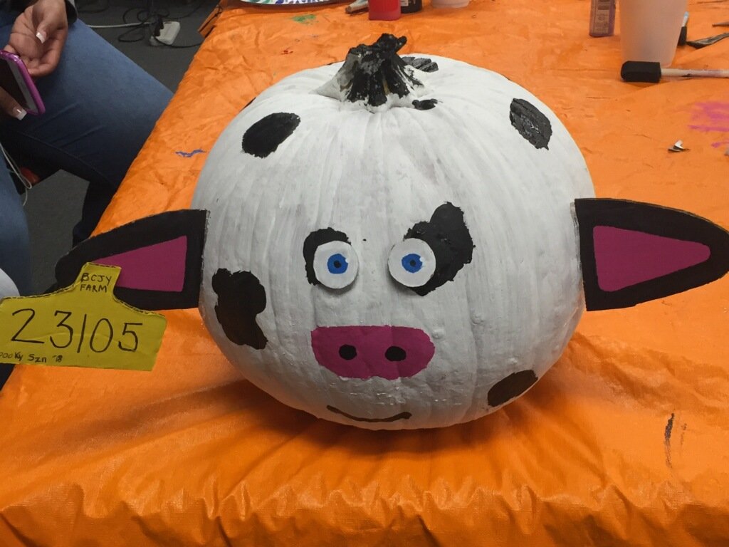 MexiaCTE's tweet photo. Proud owners of Baby Bentley the Holstein Hawty π #halloweenisfun #Halloween2018 #CulinaryArts #MexiaCTE #Mexia_aWEsoME https://t.co/5UVyl3xjFO