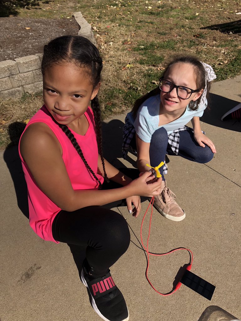 HSD4Science's tweet photo. Mrs Probst’s Ss using solar panels and motors to investigate energy conversions #sciencepilot @HazelwoodSD @amplify https://t.co/RQ7pKoRewF