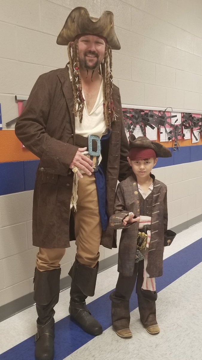 SpeedeeAu's tweet photo. I found my mini-me. #SGCES #SGCMS https://t.co/OmX1U8o9z1