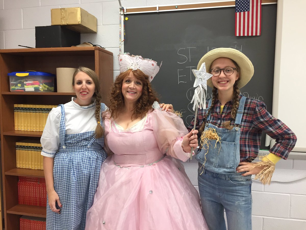 Rinickelly's tweet photo. Happy Halloween from the Yellow Brick Road!! https://t.co/ltPqT1wxFD