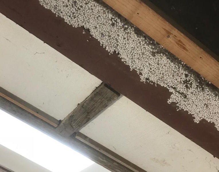 Termokomfort's tweet photo. Deze woning in Akersloot is in 1982 geïsoleerd met het Termoparelsysteem® van Termokomfort®. Nu, 36 jaar later, is de binding van het Termokomfort® bindmiddel nog steeds zo goed dat er probleemloos gezaagd kan worden in de gevels om grotere kozijnen te plaatsen. #Termokomfort https://t.co/EesuyjAccF