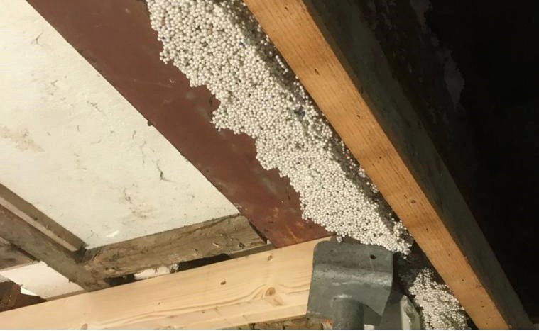 Termokomfort's tweet photo. Deze woning in Akersloot is in 1982 geïsoleerd met het Termoparelsysteem® van Termokomfort®. Nu, 36 jaar later, is de binding van het Termokomfort® bindmiddel nog steeds zo goed dat er probleemloos gezaagd kan worden in de gevels om grotere kozijnen te plaatsen. #Termokomfort https://t.co/EesuyjAccF