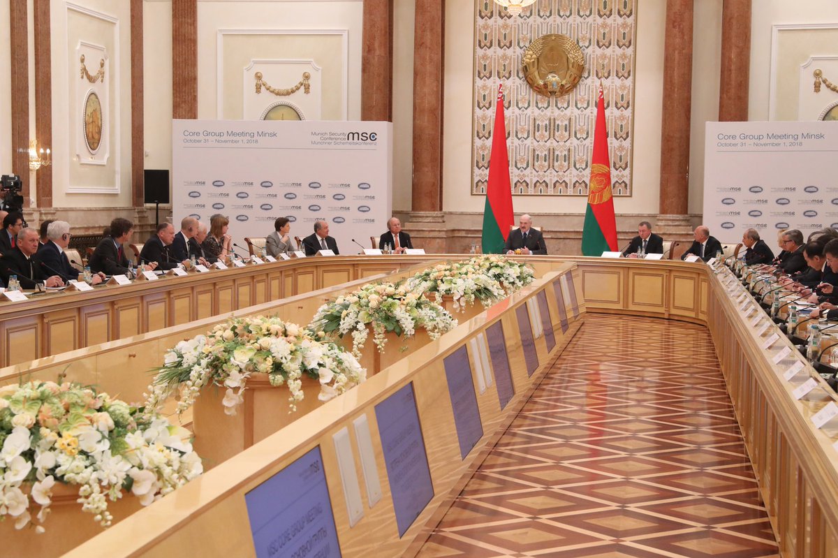 А. Лукашенко выступает перед участниками встречи Основной группы