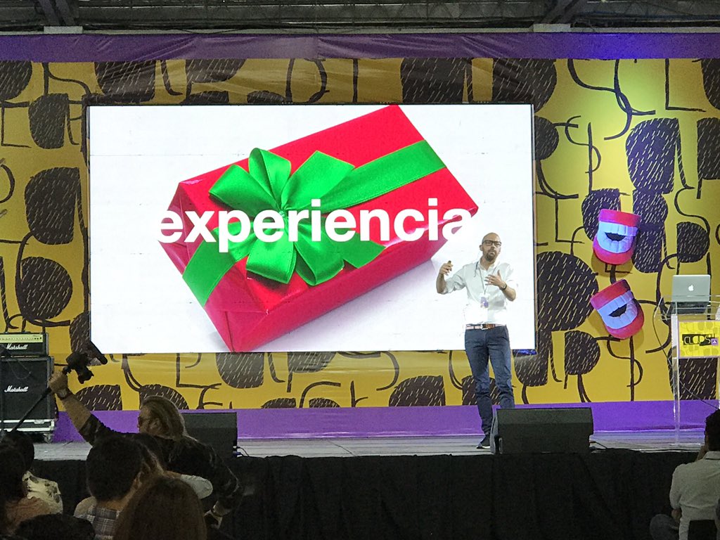 bancoagricolasv's tweet image. “Ahora cuando pensamos en banco, pensamos en nuestra aplicación del celular”. Así lo dice la conferencia de Juan Isaza en @clapsSV 
#CLAPSsv
#inexplicable #creativitylife #agencylife #comunication