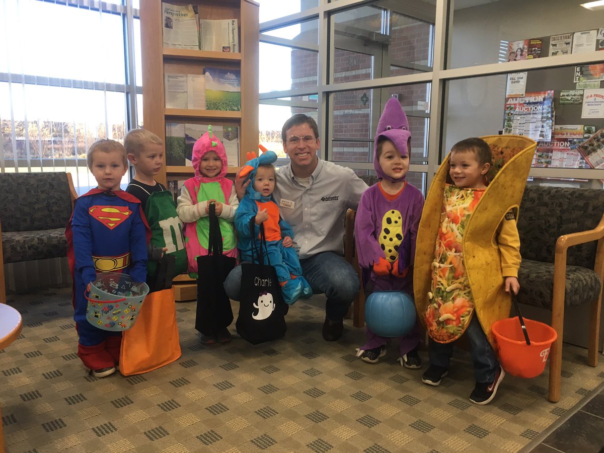 AgCBrady's tweet photo. Happy Halloween from AgCountry in Morris. Couldn’t ask for a nicer day! #trickortreat #HappyHalloween #BestDayEver https://t.co/j673aHiUwm