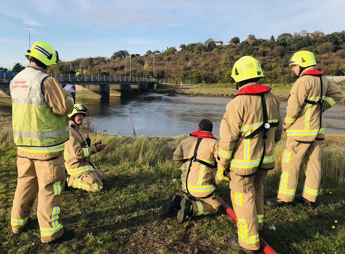 ECFRS's tweet photo. Today some of our firefighters have been at a training exercise in #Benfleet using our boats to practice rescuing casualties from the creek. #notjustfires #oneteam #training ⛵🚒 https://t.co/SJK8YZf7Za