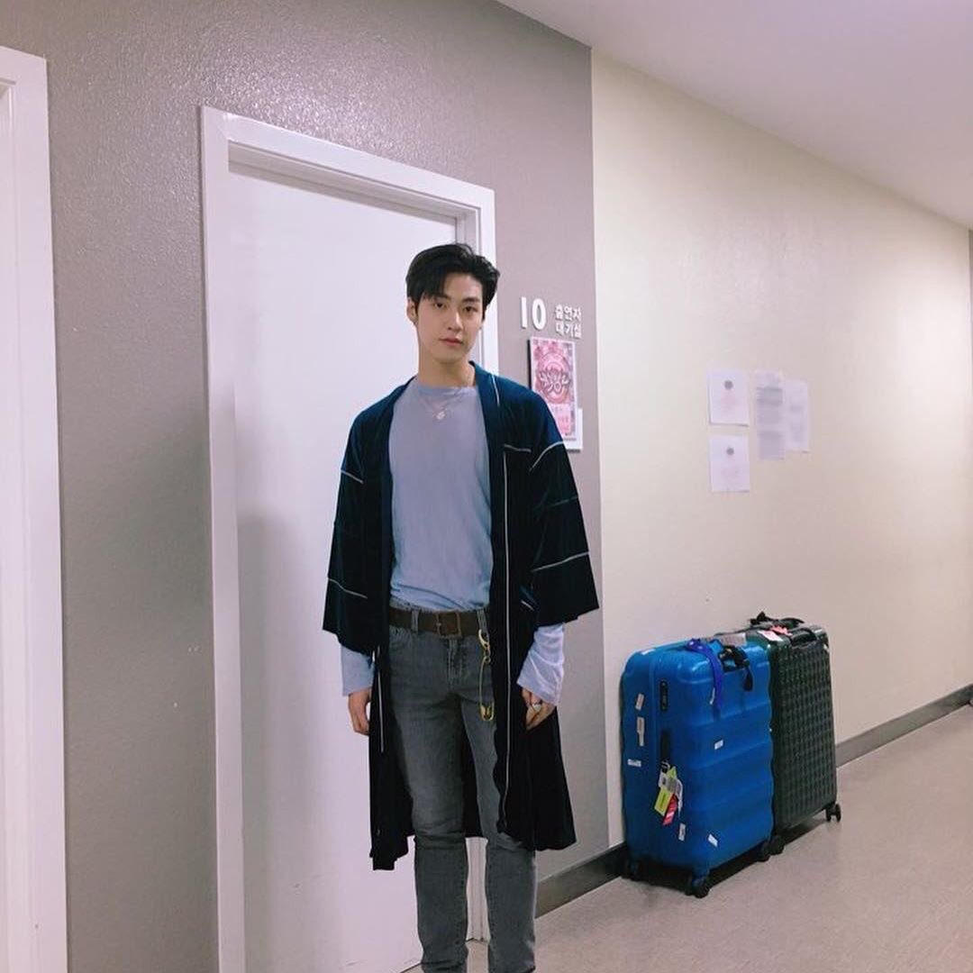 NflyingBE's tweet photo. [📷] 26.11.2018 |INSTAGRAM| letsroll_nf

🇧🇪 C'est bientôt la diffusion en direct au Music Bank, vous le regarderez n’est-ce pas??! Aujourd'hui à 18 heures, vous écouterez NFlying 'Like a flower' n’est-ce pas?
#NFlying #Seunghyub #photodebout #likeaflower #18h 
—
KR-ENG:@hyo_miii https://t.co/SwZsRZbMVA