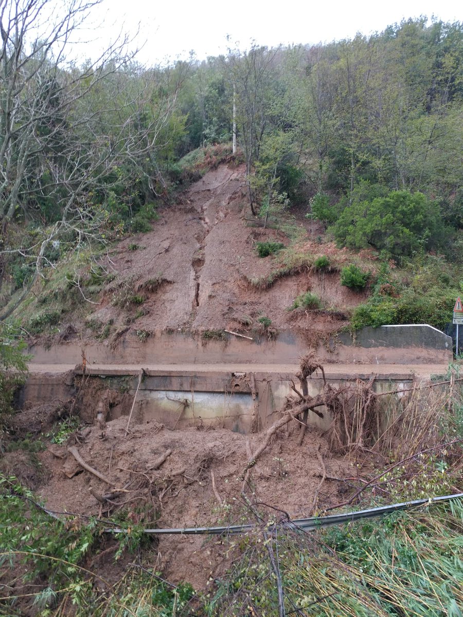 GenovaMetropoli's tweet photo. Temporanea interdizione della circolazione veicolare lungo la #SP78 di #Lerca, tra km 1+100 e km 1+200 in Comune di #Cogoleto, per eseguire lavori di messa in sicurezza e ripristino della sede stradale, a seguito #frana, dal 31/10/2018 a fine lavori https://t.co/jsUukjOzHJ https://t.co/C91iu6zJiG