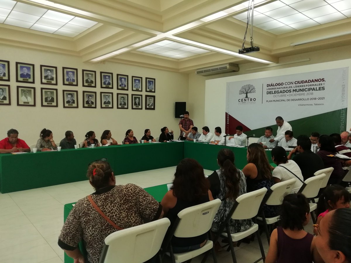 Hoy en el Diálogo con Ciudadanos, el Lic. Madians de los Santos Secretario del Ayuntamiento, titulares y representantes de la administración pública municipal escuchan las necesidades los Delegados y Líderes Naturales. #CentroAtiende #AguaEnergiaSustentabilidad