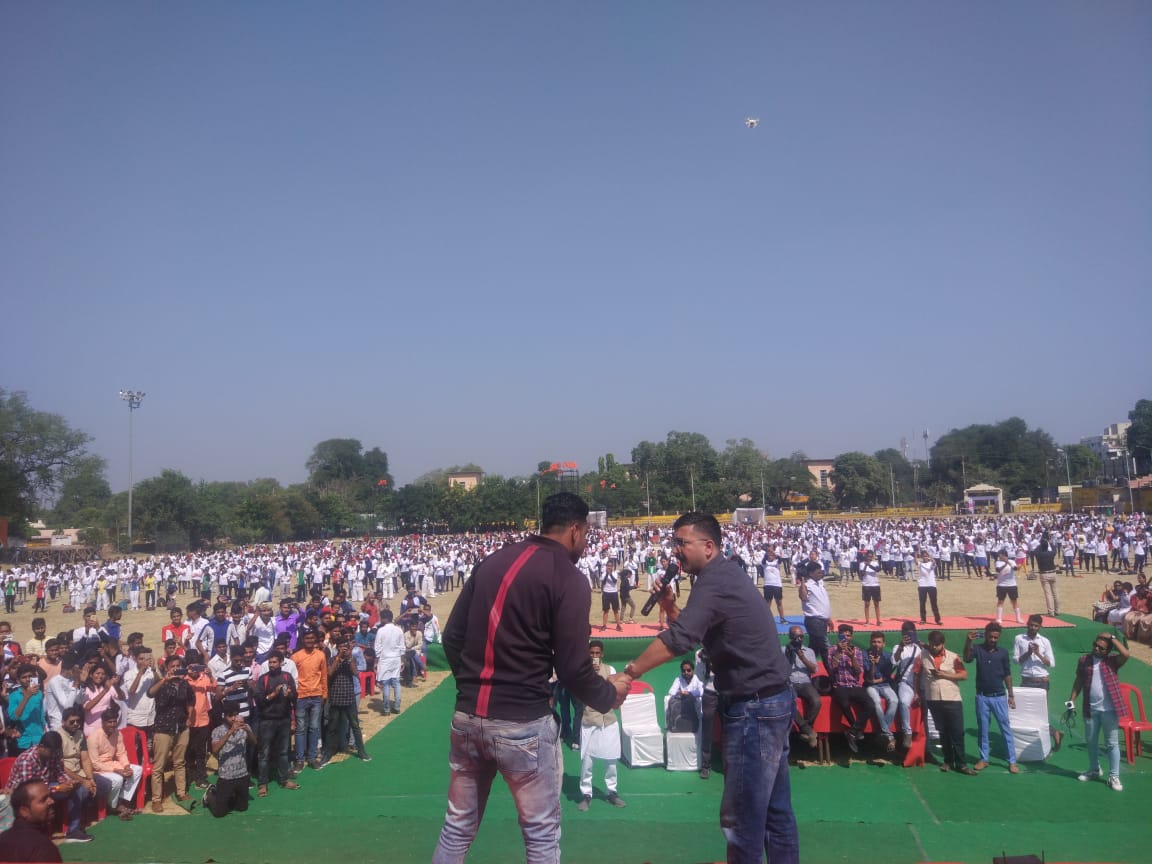 abvpindore's tweet photo. #MissionSahasi Indore Mega Demonstration held in presence of Legendary Grandmaster Shifuji S.Bhardwaj,National Gen Sec ABVP @AshishSainram ji and National Co Org Secretary ABVP @PrafullaAkant ji.6000+ girls participated with energy in the event of #MakingOfTheFearless
@ABVPVoice https://t.co/QaugngwiYQ