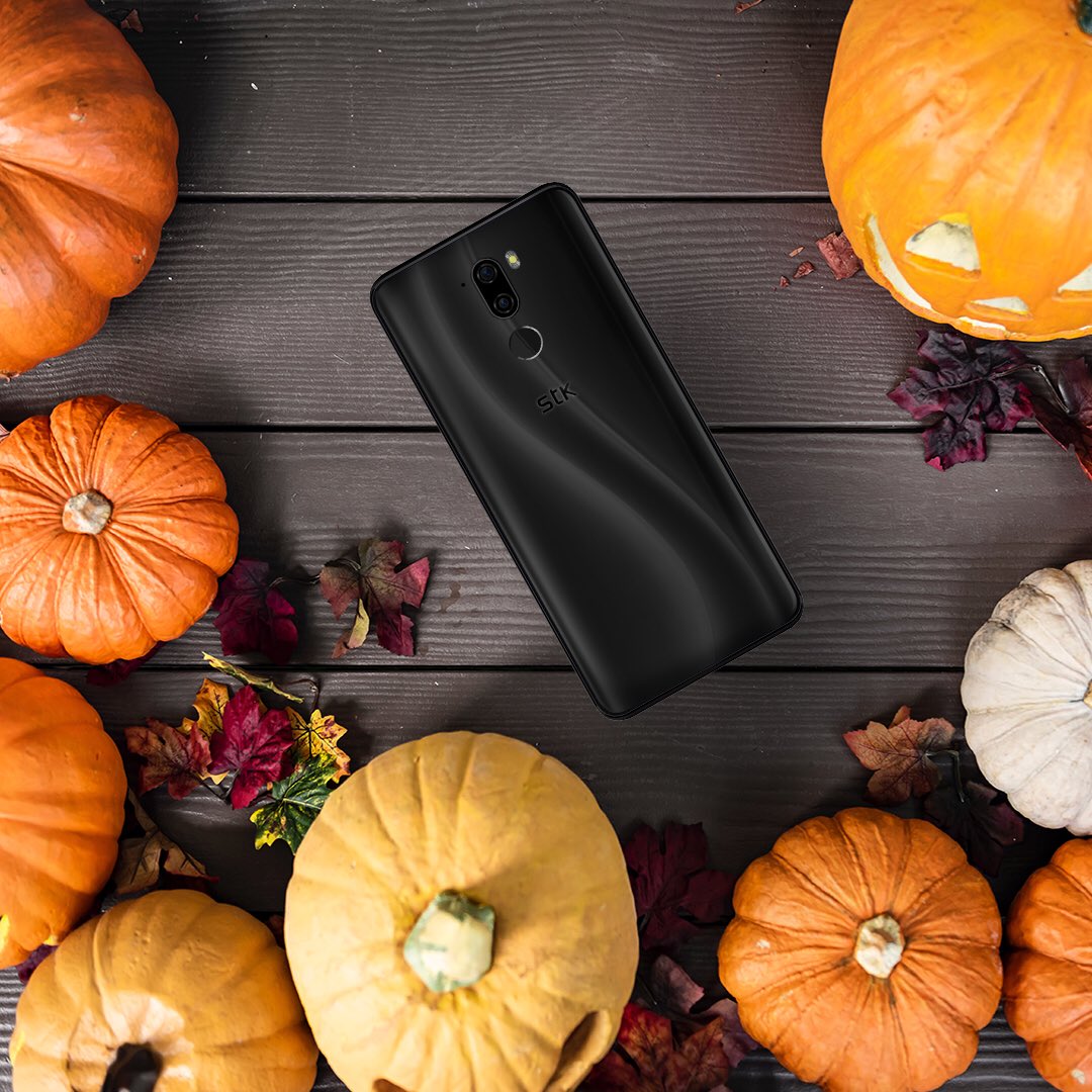 STKlifeproducts's tweet photo. The #STK X2 is such a good deal, it will leave you feeling spooked👻
 
#pumpkin #instahalloween 
#halloweentheme #happyhalloween #halloween2018 #halloweenmovie 
#STK #IamSTK #BornInLondon #BestofBritish #smartphones https://t.co/eicd3mn7Fy
