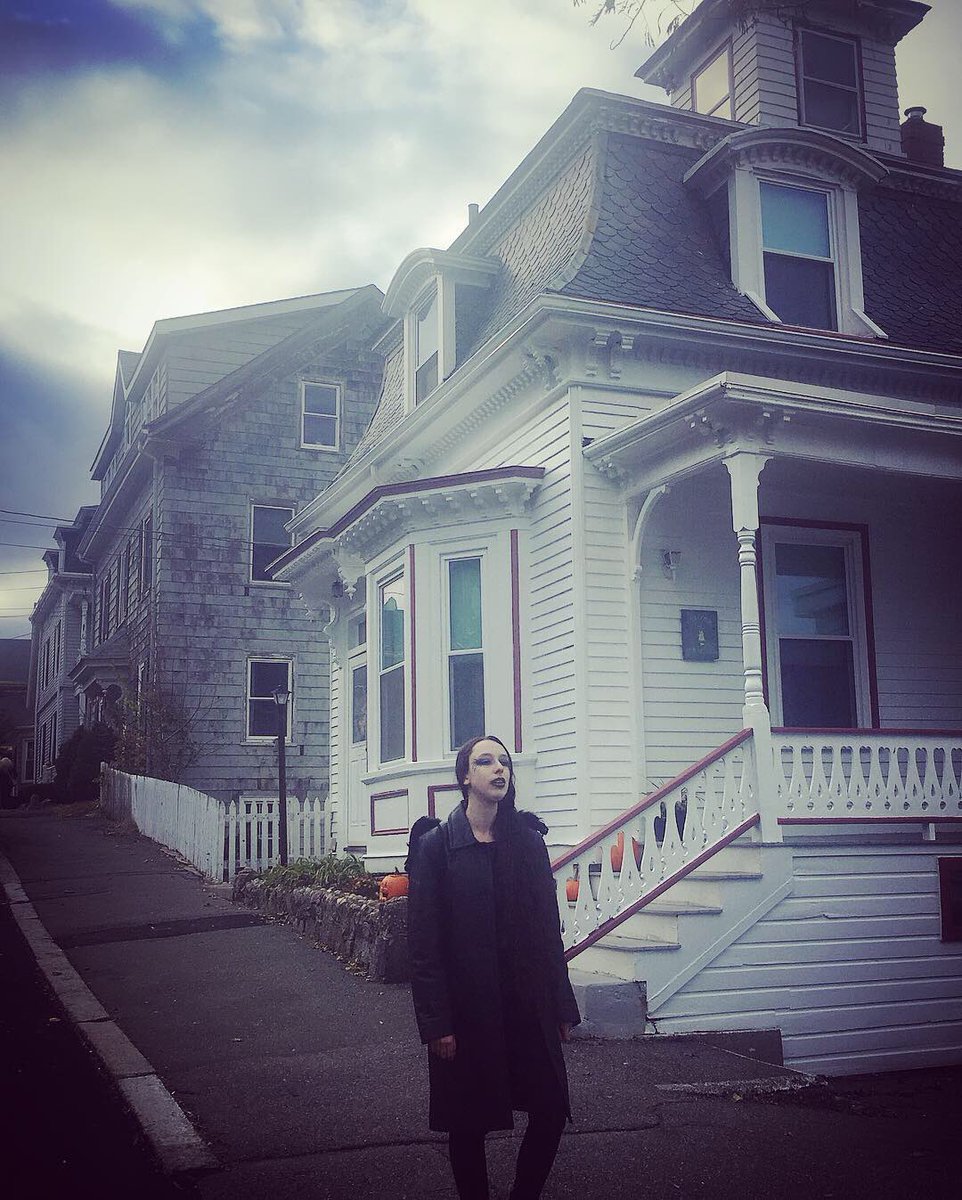 STARSE3D's tweet photo. Hocus Pocus
#hocuspocus #hocuspocushouse #halloween #october #halloweencostume #salemmassachusetts #salem #bettemidler #pumpkins #goth #grufe #rock #rocknroll #music #newmusic #musician #guitarist #singer #songwriter #darkfaerie #darkfairycostume #darkfairymakeup #happyhalloween https://t.co/DoTtwcQbJN