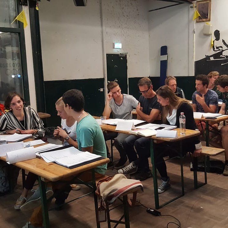 Coaches in de schoolbanken! Ook de coaches zitten niet stil en zijn druk bezig met het verbeteren van de coachkwaliteiten. De coaches van <a href="/skadirotterdam/">Skadi Rotterdam</a> <a href="/ProteusEretes/">DSR Proteus-Eretes</a> <a href="/DSRVLAGA/">D.S.R.V. “Laga”</a> <a href="/rvdelaak/">RV De Laak</a> <a href="/rv_alphen/">RV Alphen</a> volgen de cursus RC3 @Roeibond #alwaysimprove <a href="/RdamTopsport/">Rotterdam Topsport</a>