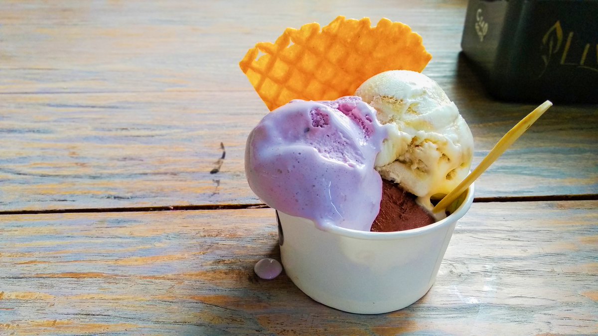 RizalMusttofa's tweet photo. @Honor_Indonesia Ice cream adalah dessert yang sangat sukai berbagai kalangan anak-anak, remaja, dewasa, bahkan orang tua sekalipun. Ice cream pun punya cara sendiri bagai mana dia memikat orang, topping, wafle, choco chips, and everything bisa membaur dengannya #ColorfulHonor #Honor9i https://t.co/cx8zQnxQfi