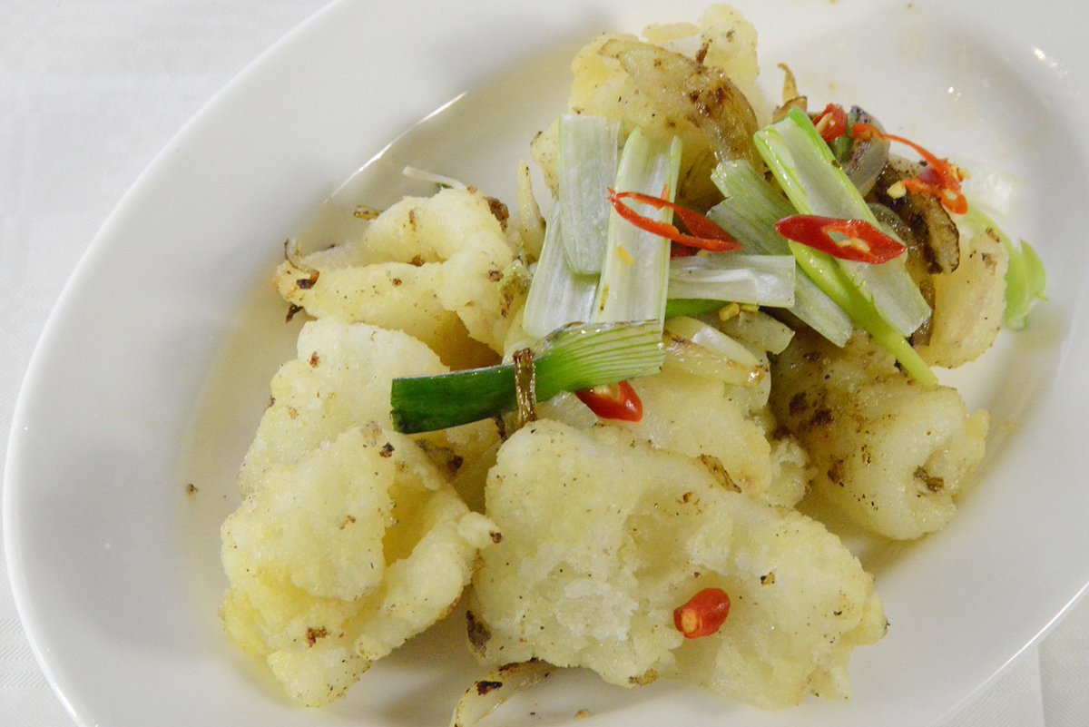 CapheGuests's tweet image. Who loves #Calamari? Salt pepper + #Squid = cravings satisfied! No sauce need and deliciously crispy! A glimpse of more to come! ❤️🦑 

#Dinner #ChineseFood #MidWeekMotivation #Chiswick #HappyHalloween🎃