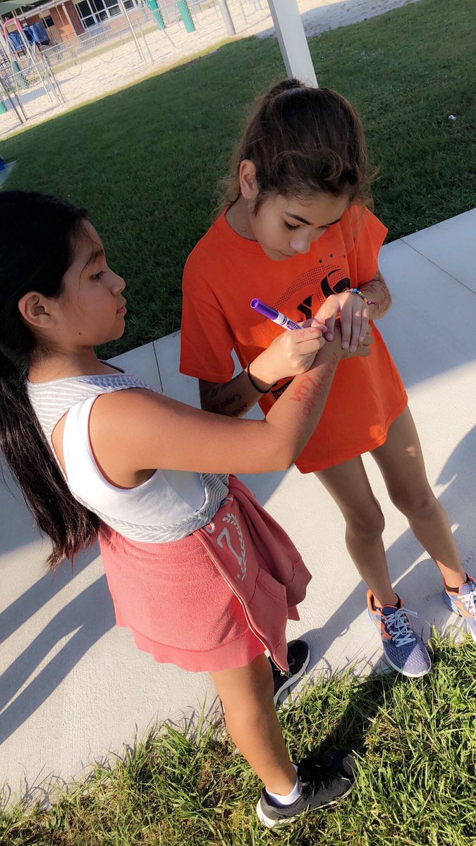 MrBaylorPE's tweet photo. GOTR writing down what’s uniquely beautiful about each other! ⁦@SLESeahawks⁩ ⁦@ccpsDRIVE2BFIT⁩ https://t.co/TflIXvt8tk
