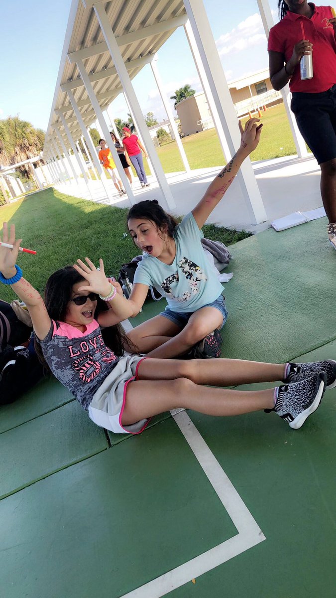 MrBaylorPE's tweet photo. GOTR writing down what’s uniquely beautiful about each other! ⁦@SLESeahawks⁩ ⁦@ccpsDRIVE2BFIT⁩ https://t.co/TflIXvt8tk