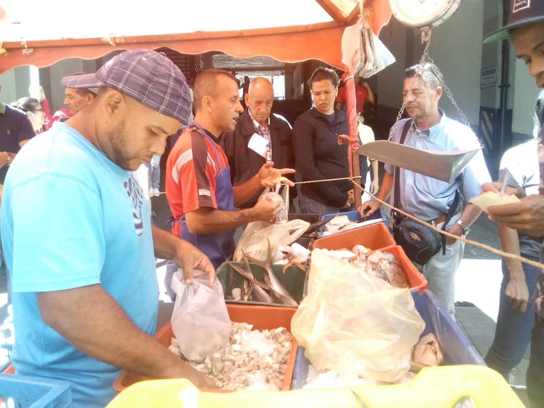 mintransporteve's tweet photo. Por instrucciones del Ministro @tupamarohipolit, se lleva cabo una jornada de venta de pescado para el beneficio de las trabajadoras, trabajadores y la comunidad de Chacao en el marco del Punto y Círculo.
_
#PetroEstabilidadEconómica https://t.co/bAJ0EsF5Lo