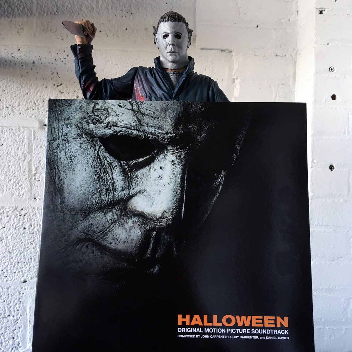 TheHorrorMaster's tweet photo. Happy Halloween! https://t.co/frxb0Fs1xX