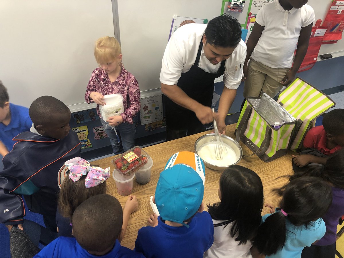 MsCall1stgrade's tweet photo. Career Day! 👨‍🍳 @SLESeahawks @collierschools #bAck2bAck https://t.co/xE6rgysNvR