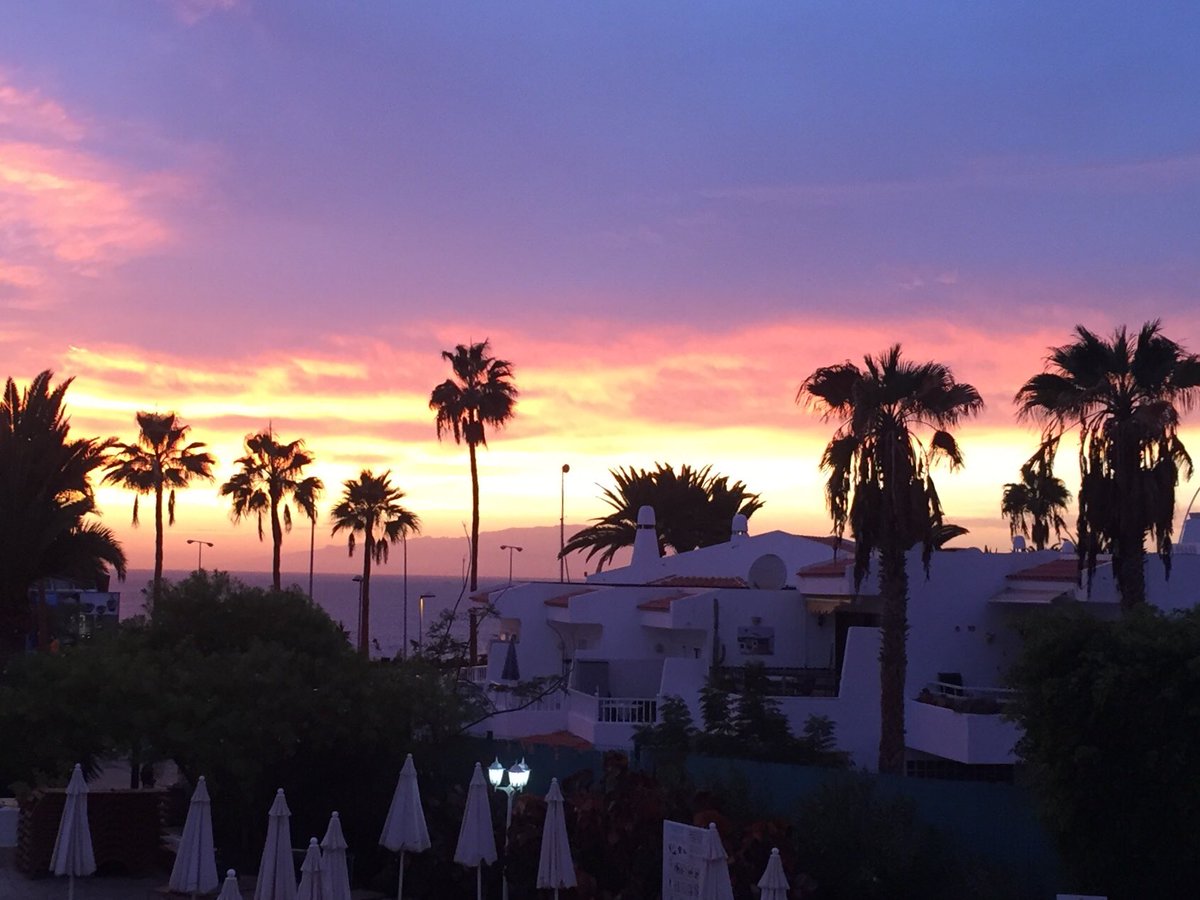 hpr2812's tweet photo. View from balcony as sun goes down in adeje 😎🍻 https://t.co/zCjvuHnSxg