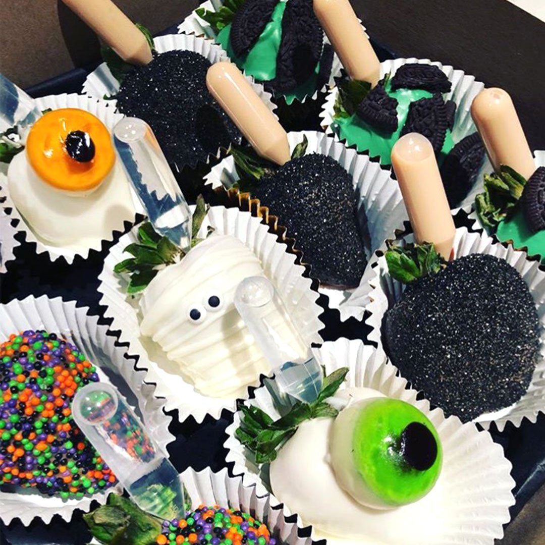 thrivercompany's tweet image. Happy Halloween! 👻 Spooky and delicious chocolate covered strawberries by @shotberry416! 

#Halloween #Shotberry #FoodLovesCompany #CorporateCatering