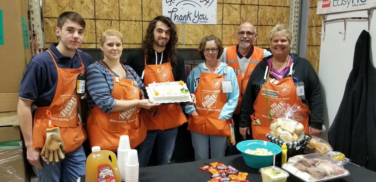ThdWolf4's tweet photo. Happy Halloween🎃 #THD4654 and finishing #CAM2018 with some treats and grubbage! https://t.co/FxIMbUkMxh