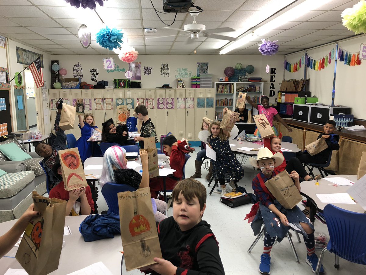 CarlyGuilliams's tweet photo. “Read” or Treat today in 4th grade! #jagtweet #iamwfisd #betheone @jagsofjefferson https://t.co/1X7KRxJXDa