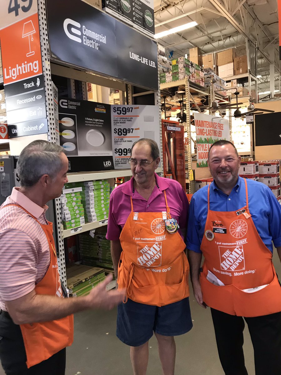 Great day with the district leadership team at 404’s Q4 Business Walk! Congrats on a great result! The associates, DS’s and ASM’s of our great store never cease to amaze me! You all ROCK!!! Lots of great recognition from Clay and the district team!