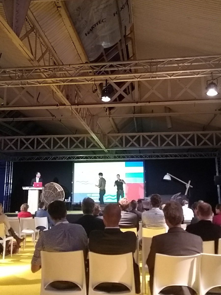 Improvisatiecabaret op niveau: zo sluit #hetgrootstewooneventvanoostnl op een luchtige maar toch ook rake wijze af. <a href="/improjuice/">improjuice</a> van het #woonevent <a href="/ProvOverijssel/">Provincie Overijssel</a> <a href="/provgelderland/">Provincie Gelderland</a>