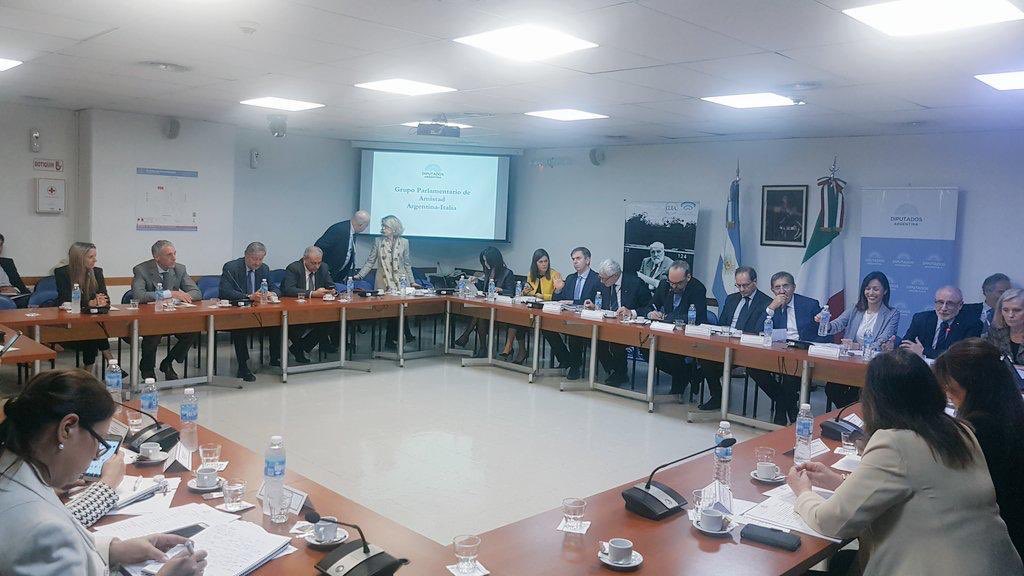 mara_carfagna's tweet photo. Al congresso Argentino per incontrare i gruppi di amicizia Italia-Argentina dei due rami del Parlamento con il vicepresidente del Senato @Ignazio_LaRussa. I nostri due Paesi hanno legami antichissimi che risalgono al 1600. #g20 #g20Argentina @g20org https://t.co/L2DWQFavdt