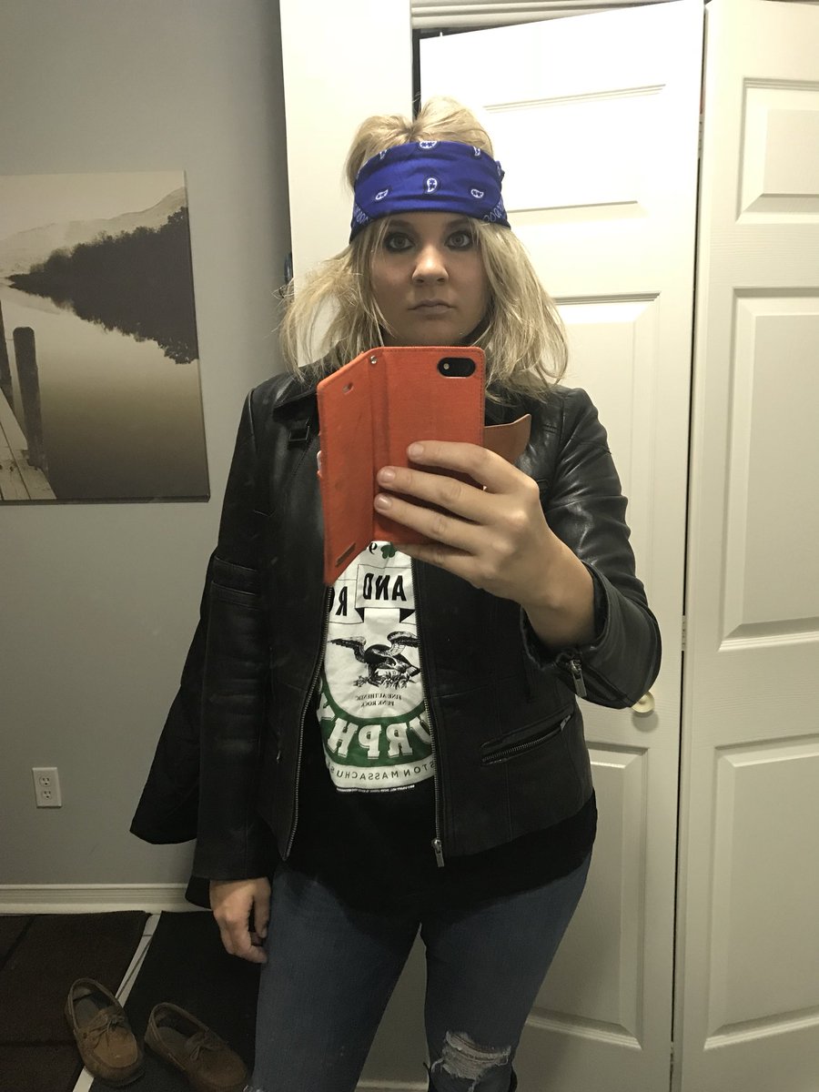 jenhiltz23's tweet photo. Rock On! Happy Halloween from Bayview and Wellington Branch! #beinggtdn #beingvye https://t.co/iw0RU4wbX7