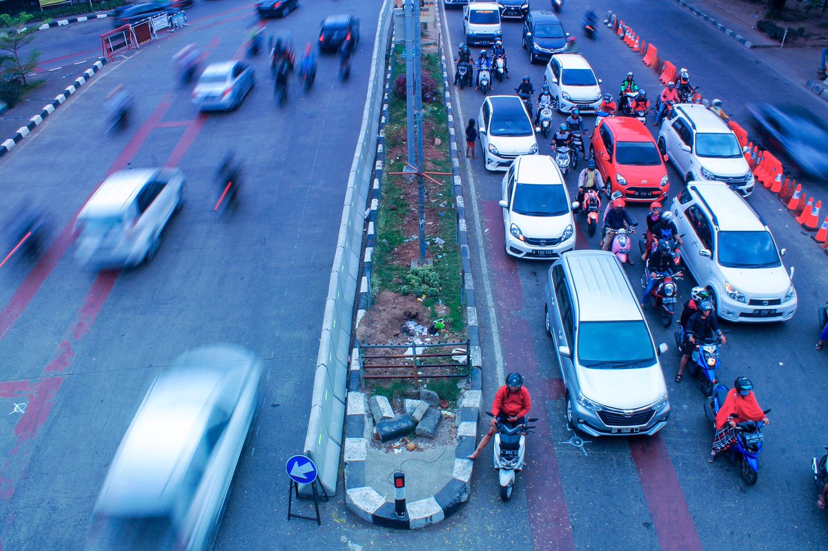 abelputra_tj's tweet photo. Potret jl. Pettarani makassar yang akan  dibangun tol layang tepat diatas jalan ini. Benar infrastruktur bukanlah pencapaian atau tujuan melainkan media menuju pencapaian. #ColorfulHonor https://t.co/EgrJb9fcwP