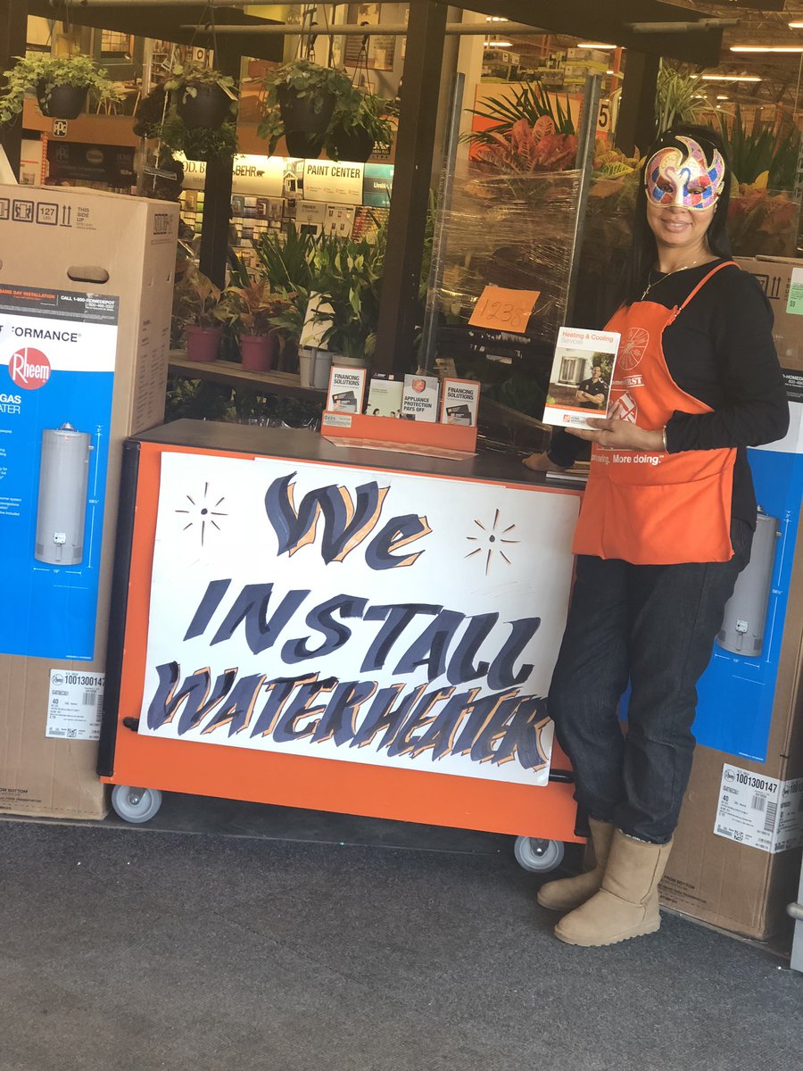 Miss_T_Holland's tweet photo. My greeter AJ is the best. She’s gives Excellent Customer Service and always sets the tone for our store very well! Look at her today serving customers #masqueradestyle #HappyHalloween2018😈 @NalineeHobert @FelixRamirezD82 @JahnJoyce @SamanthaChanoi1 https://t.co/ewnOmeZB4J