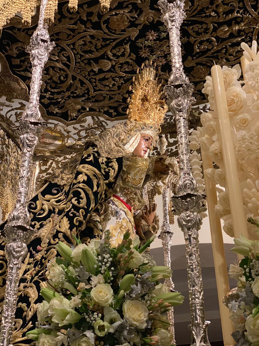 #1418ESPERANZA2018 | Así luce el paso de palio de Nuestra Señora de la #Esperanza con el exorno floral ya dispuesto; el cual está compuesto por rosas avalanche, longui florum, nardos, hojas de roble blancas, gladiolos y paniculata.