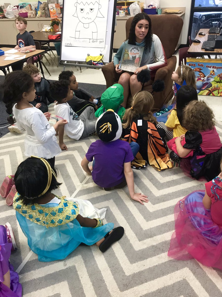 LdStuco's tweet photo. stuco leaders reading to the students at corinth elementary❤️ #StuCoLovesOurCommunity https://t.co/YwLCGCuuD9