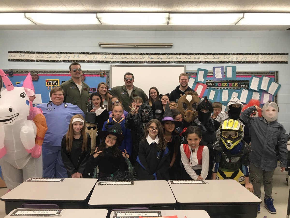 MTechSAAC's tweet photo. Happy Halloween Orediggers! 👻🎃 Here a few pictures from Tech Way today.
REMINDER!!! Volleyball hosts Carroll College tonight for senior night. Come out to the HPER at 7 PM to support the Diggs! #FlashTheV https://t.co/qK4kqKDh56
