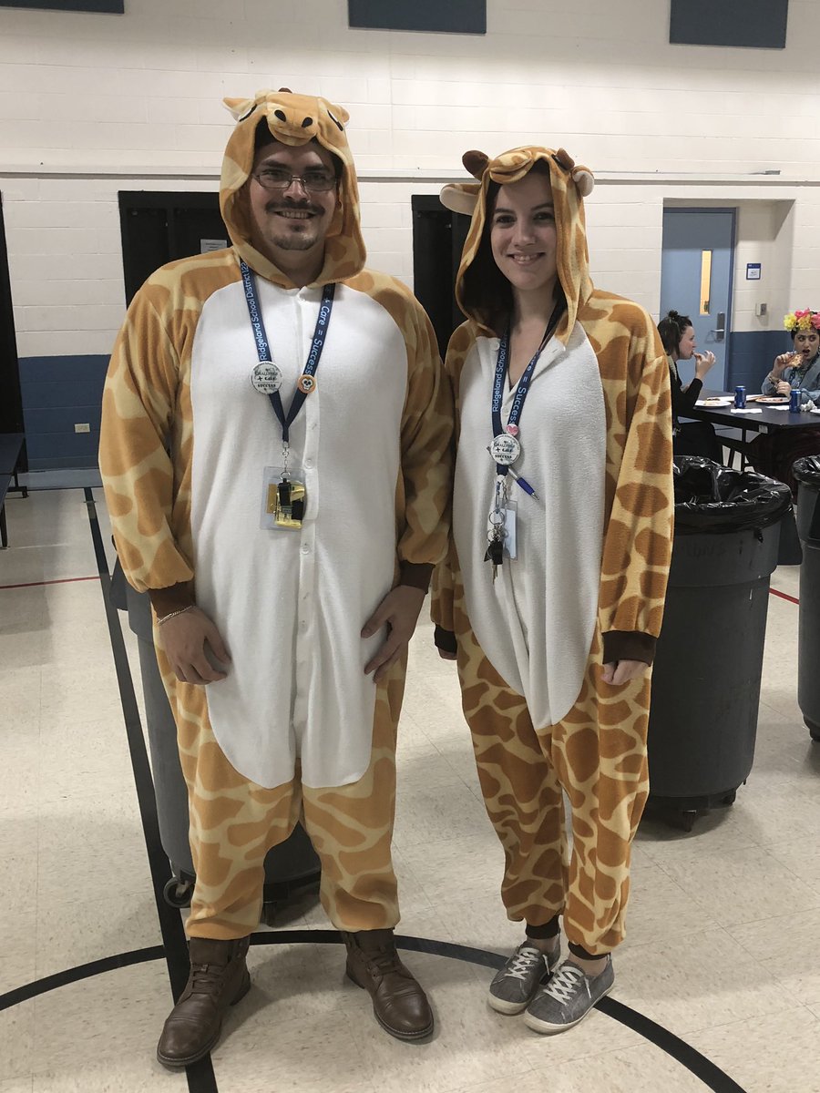 KWaters_WRS's tweet image. Halloween happenings! Our @Simmonsknights1 staff is spook-tacular! 👻👻👻👻#rsd122cares #122edchat #HappyHalloween