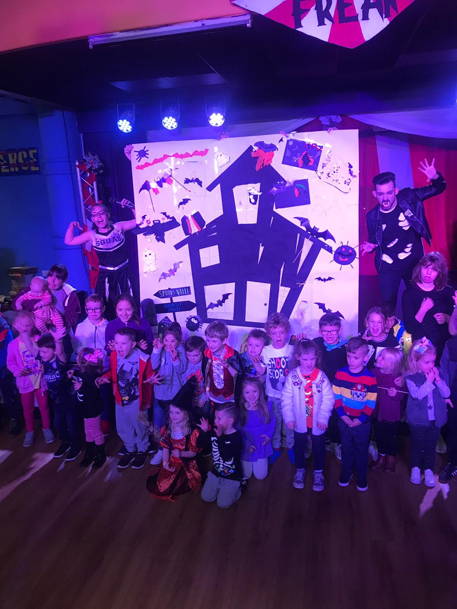 J_HaRdY_'s tweet photo. Fantastic Halloween Make a Mess at Cala Gran today with Niomi & Jordan #havencalagran #funstarsgolive Happy Halloween everyone https://t.co/yfQXQl39Eq
