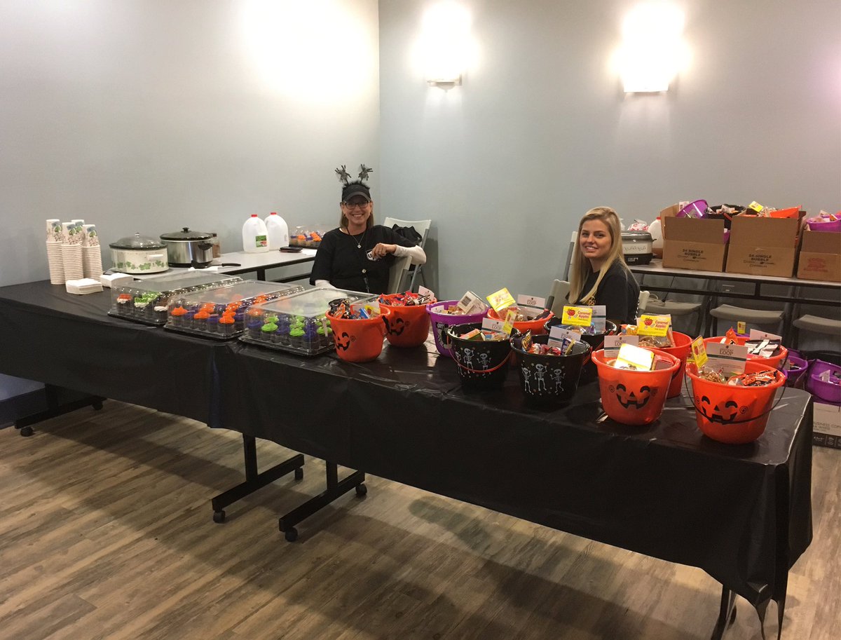 BellamyApts's tweet photo. Attention UPS LOOP residents! Your UPS representatives are in the multi-purpose room with Halloween goodies for you! They will be here until 5PM, so make sure you stop by! 🎃🙌🏼☠️
•
•
#halloween #upsloop #ups #weloveourresidents #bellamy https://t.co/Af1eKclqSe