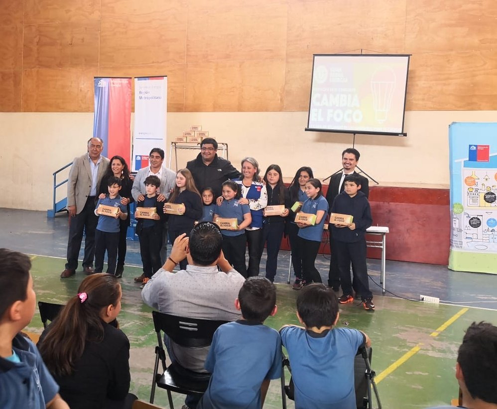 EnergiaRM's tweet photo. Programa #CambiaelFoco💡 llegó hoy al 🏫Liceo Poetisa Gabriela Mistral de #CaleraDeTango que benefició a ➕ de 600 alumnos y a toda la comunidad escolar👨‍🎓 👩‍🏫👩‍🎓!
Sumando pequeños embajadores de la Buena Energía y del cuidado del Medio Ambiente 💪! https://t.co/Nah3enamZr