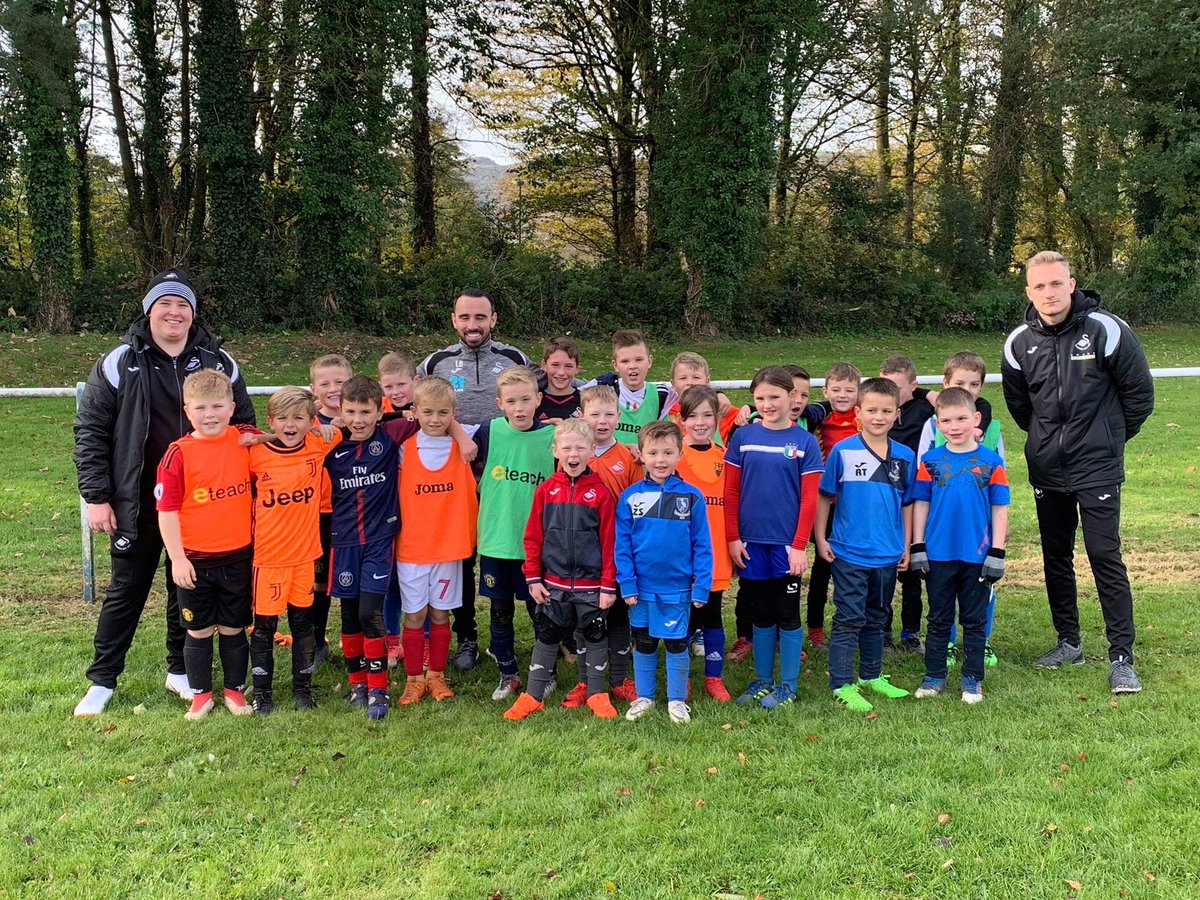 YstradFCJuniors's tweet photo. Thank you @Britts_7 for giving your time to the kids at the @SwansCommunity Soccer Camp at our club today.
Our player that were there were landed to meet you!
Always a pleasure to host these camps and truly thankful to be asked again by the Trust.
#ProperCommunityClub https://t.co/ZMoPgRCbsC