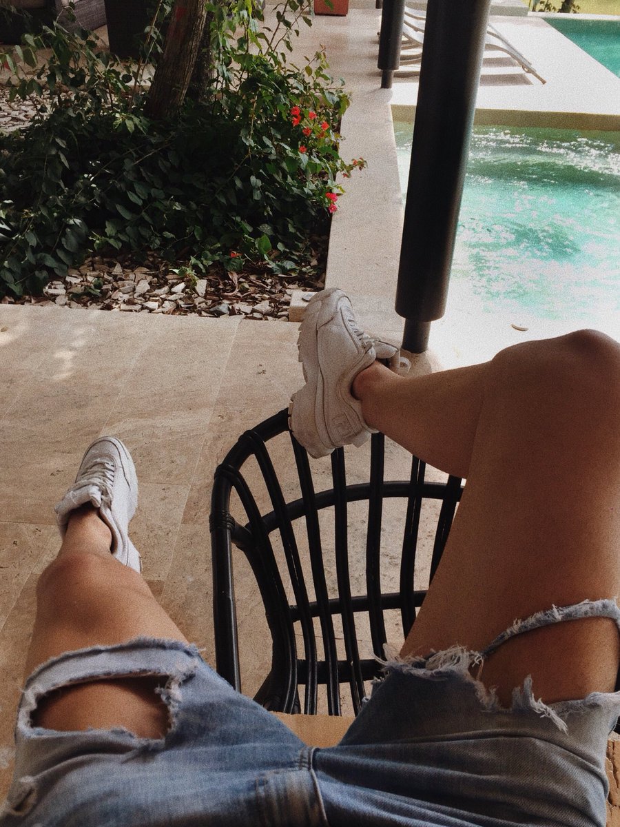 estebancastillc's tweet photo. Dos maneras de ver la vida 🌴 https://t.co/vqwsob3LKJ
